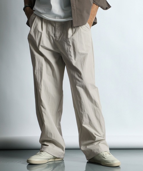The DUFFER of ST.GEORGE(ザダファーオブセントジョージ)の「COTTON/NYLON WEATHER IN-TUCK WIDE EASY PANTS:コットンナイロン ワイドイージーパンツ / 2タックパンツ(その他パンツ・メンズ・アイボリー/グレイッシュベージュ・LARGE/MEDIUM/SMALL/X-LARGE)」の3枚目の写真