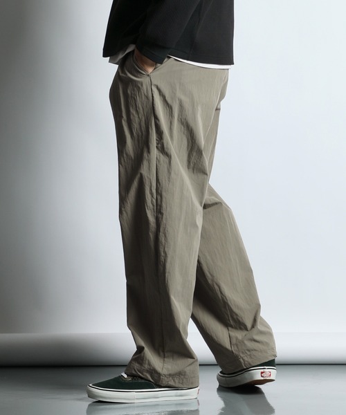 The DUFFER of ST.GEORGE(ザダファーオブセントジョージ)の「COTTON/NYLON WEATHER IN-TUCK WIDE EASY PANTS:コットンナイロン ワイドイージーパンツ / 2タックパンツ(その他パンツ・メンズ・アイボリー/グレイッシュベージュ・LARGE/MEDIUM/SMALL/X-LARGE)」の7枚目の写真