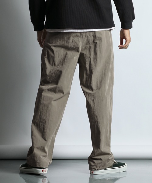 The DUFFER of ST.GEORGE(ザダファーオブセントジョージ)の「COTTON/NYLON WEATHER IN-TUCK WIDE EASY PANTS:コットンナイロン ワイドイージーパンツ / 2タックパンツ(その他パンツ・メンズ・アイボリー/グレイッシュベージュ・LARGE/MEDIUM/SMALL/X-LARGE)」の8枚目の写真