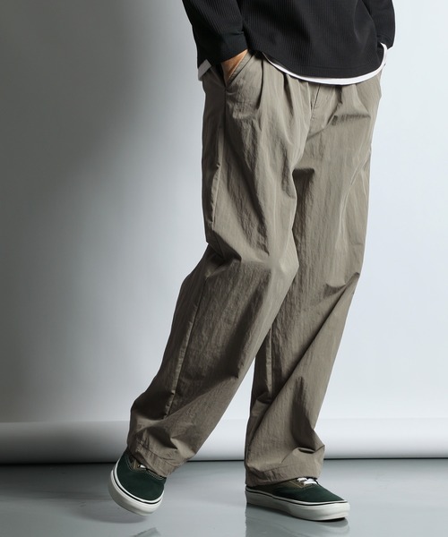 The DUFFER of ST.GEORGE(ザダファーオブセントジョージ)の「COTTON/NYLON WEATHER IN-TUCK WIDE EASY PANTS:コットンナイロン ワイドイージーパンツ / 2タックパンツ(その他パンツ・メンズ・アイボリー/グレイッシュベージュ・LARGE/MEDIUM/SMALL/X-LARGE)」の5枚目の写真