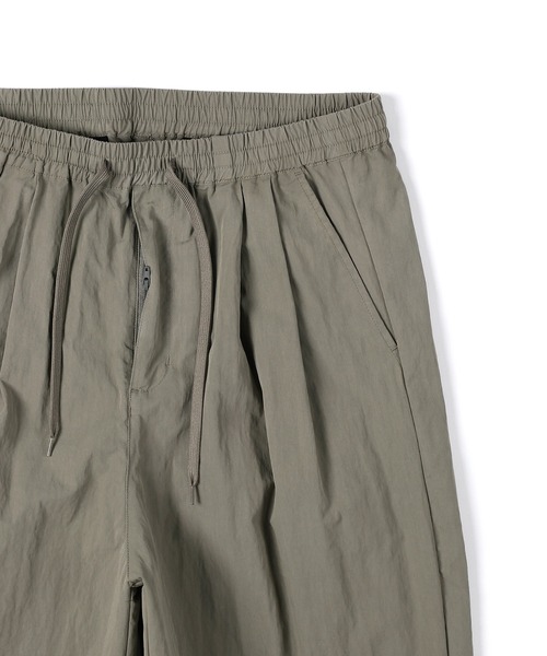 The DUFFER of ST.GEORGE(ザダファーオブセントジョージ)の「COTTON/NYLON WEATHER IN-TUCK WIDE EASY PANTS:コットンナイロン ワイドイージーパンツ / 2タックパンツ(その他パンツ・メンズ・アイボリー/グレイッシュベージュ・LARGE/MEDIUM/SMALL/X-LARGE)」の12枚目の写真