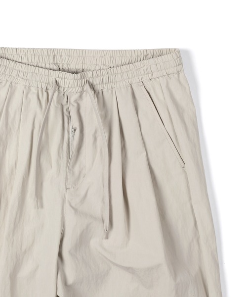 The DUFFER of ST.GEORGE(ザダファーオブセントジョージ)の「COTTON/NYLON WEATHER IN-TUCK WIDE EASY PANTS:コットンナイロン ワイドイージーパンツ / 2タックパンツ(その他パンツ・メンズ・アイボリー/グレイッシュベージュ・LARGE/MEDIUM/SMALL/X-LARGE)」の11枚目の写真