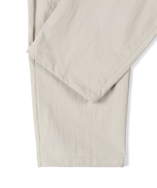 The DUFFER of ST.GEORGE(ザダファーオブセントジョージ)の「COTTON/NYLON WEATHER IN-TUCK WIDE EASY PANTS:コットンナイロン ワイドイージーパンツ / 2タックパンツ(その他パンツ・メンズ・アイボリー/グレイッシュベージュ・LARGE/MEDIUM/SMALL/X-LARGE)」の13枚目の写真