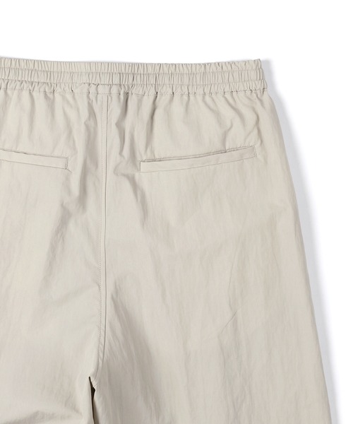 The DUFFER of ST.GEORGE(ザダファーオブセントジョージ)の「COTTON/NYLON WEATHER IN-TUCK WIDE EASY PANTS:コットンナイロン ワイドイージーパンツ / 2タックパンツ(その他パンツ・メンズ・アイボリー/グレイッシュベージュ・LARGE/MEDIUM/SMALL/X-LARGE)」の14枚目の写真