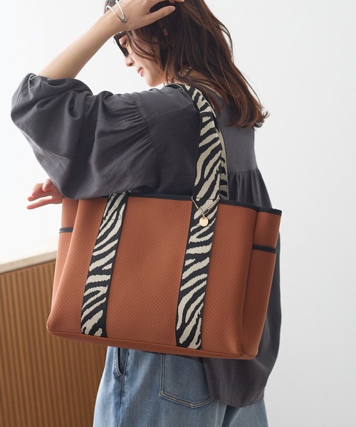 Elura(エルーラ)の「ネオプレーンリバーシブルトートL/660880(トートバッグ・レディース・ブラック/キャメル/オフホワイト・FREE)」の3枚目の写真