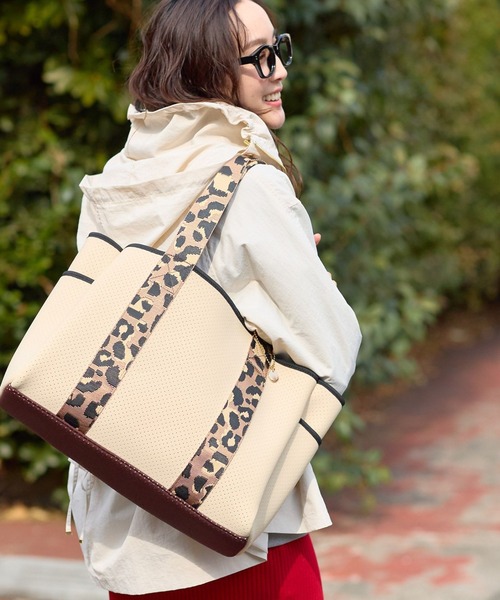 Elura(エルーラ)の「ネオプレーンリバーシブルトートL/660880(トートバッグ・レディース・ブラック/キャメル/オフホワイト・FREE)」の2枚目の写真