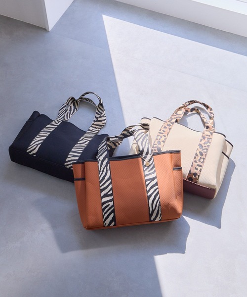 Elura(エルーラ)の「ネオプレーンリバーシブルトートL/660880(トートバッグ・レディース・ブラック/キャメル/オフホワイト・FREE)」の4枚目の写真