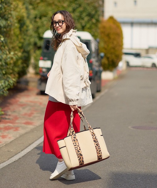 Elura(エルーラ)の「ネオプレーンリバーシブルトートL/660880(トートバッグ・レディース・ブラック/キャメル/オフホワイト・FREE)」の6枚目の写真