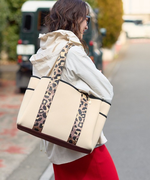 Elura(エルーラ)の「ネオプレーンリバーシブルトートL/660880(トートバッグ・レディース・ブラック/キャメル/オフホワイト・FREE)」の7枚目の写真