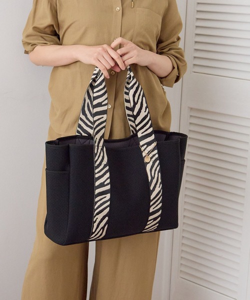 Elura(エルーラ)の「ネオプレーンリバーシブルトートL/660880(トートバッグ・レディース・ブラック/キャメル/オフホワイト・FREE)」の8枚目の写真
