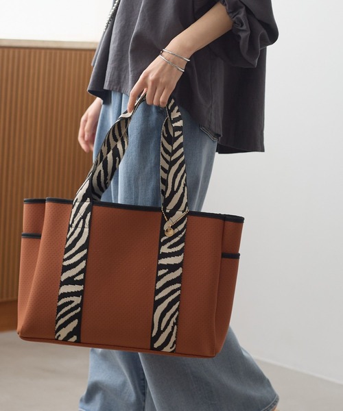 Elura(エルーラ)の「ネオプレーンリバーシブルトートL/660880(トートバッグ・レディース・ブラック/キャメル/オフホワイト・FREE)」の10枚目の写真