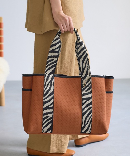 Elura(エルーラ)の「ネオプレーンリバーシブルトートL/660880(トートバッグ・レディース・ブラック/キャメル/オフホワイト・FREE)」の13枚目の写真