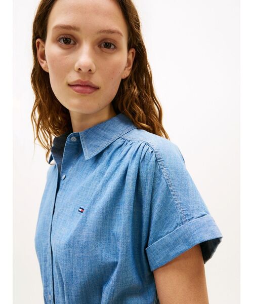 TOMMY HILFIGER(トミーヒルフィガー)の「シャンブレーショートスリーブワンピース(ワンピース・レディース・ブルー・MEDIUM/X-SMALL/SMALL)」の2枚目の写真