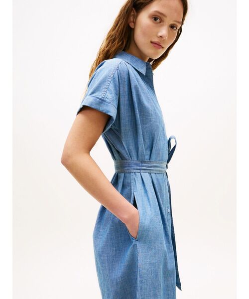 TOMMY HILFIGER(トミーヒルフィガー)の「シャンブレーショートスリーブワンピース(ワンピース・レディース・ブルー・MEDIUM/X-SMALL/SMALL)」の3枚目の写真