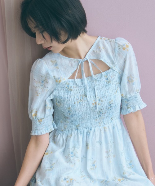 marun(マルン)の「<大きいサイズ>ボレロ風フラワープリントワンピース marun(ワンピース・レディース・ブラック系/ブルー系・L/LL/3L/5L/4L)」の4枚目の写真