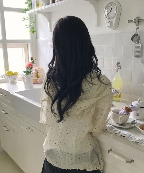 Aelina(エリナ)の「フード付きドット柄日焼け対策羽織ジャケット(その他アウター・レディース・ホワイト/ブルー/ライトベージュ・FREE)」の6枚目の写真