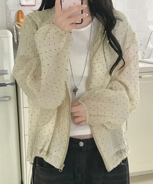 Aelina(エリナ)の「フード付きドット柄日焼け対策羽織ジャケット(その他アウター・レディース・ホワイト/ブルー/ライトベージュ・FREE)」の12枚目の写真