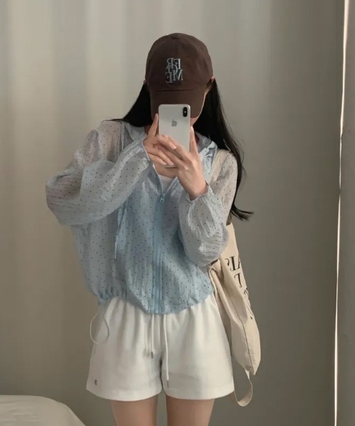 Aelina(エリナ)の「フード付きドット柄日焼け対策羽織ジャケット(その他アウター・レディース・ホワイト/ブルー/ライトベージュ・FREE)」の15枚目の写真
