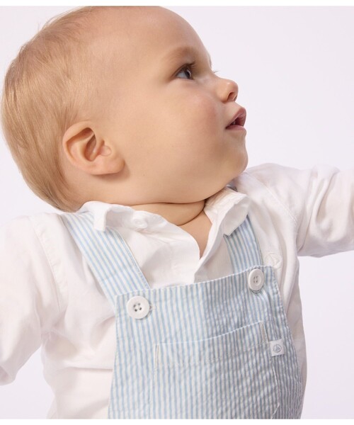 PETIT BATEAU(プチバトー)の「シアサッカーショートサロペット(サロペット/オーバーオール・キッズ・ホワイト×ブルー・36MONTH/24MONTH/12MONTH)」の2枚目の写真
