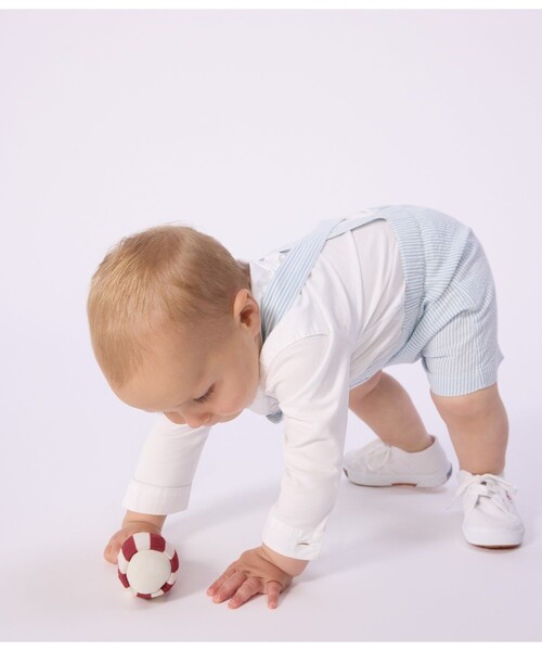 PETIT BATEAU(プチバトー)の「シアサッカーショートサロペット(サロペット/オーバーオール・キッズ・ホワイト×ブルー・36MONTH/24MONTH/12MONTH)」の3枚目の写真