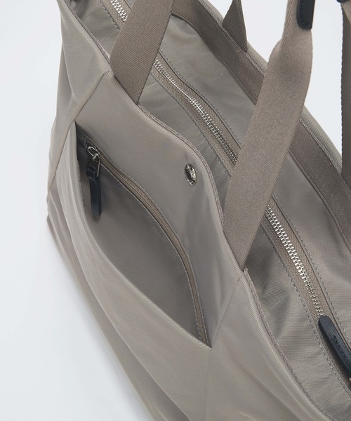 Breath TOPKAPI(ブレストプカピ)の「【Breath TOPKAPI】SLANT スラント ナイロン ユーティリティ トートバッグ A4 / 軽量(トートバッグ・レディース・ブラック/グレー/ブラウン・FREE)」の14枚目の写真