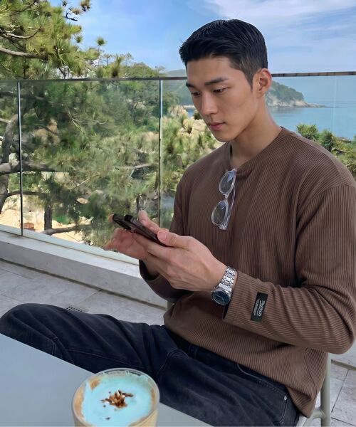 PHERMENON(フェルメノン)の「ルーズフィットリブロングスリーブ - ブラウン(Tシャツ/カットソー・メンズ・ブラウン・1/2/3)」の11枚目の写真