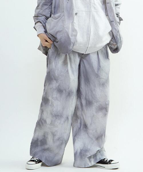 CONVERSE TOKYO(コンバーストウキョウ)の「TIE DYED NYLON WIDE PANTS(その他パンツ・レディース・ライトグレー/ブルー/ブラック・SMALL/MEDIUM)」の2枚目の写真