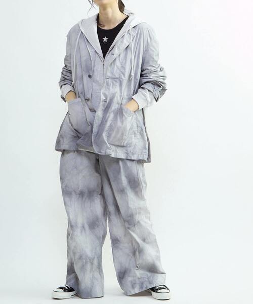 CONVERSE TOKYO(コンバーストウキョウ)の「TIE DYED NYLON WIDE PANTS(その他パンツ・レディース・ライトグレー/ブルー/ブラック・SMALL/MEDIUM)」の9枚目の写真