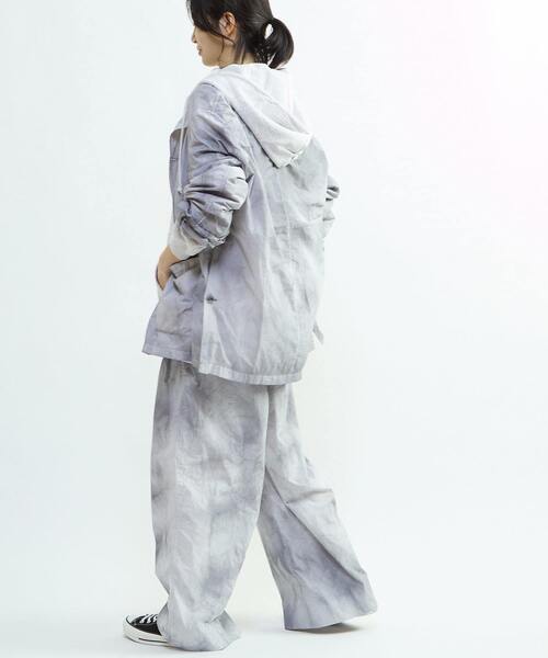 CONVERSE TOKYO(コンバーストウキョウ)の「TIE DYED NYLON WIDE PANTS(その他パンツ・レディース・ライトグレー/ブルー/ブラック・SMALL/MEDIUM)」の12枚目の写真