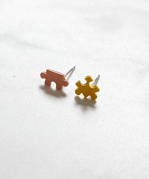 yu-ka（ユーカ）の「YU-KA:パズルピースモチーフピアス Puzzle piece motif earrings（ピアス（両耳用）・レディース・シルバー・FREE）」の2枚目の写真
