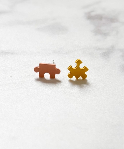 yu-ka（ユーカ）の「YU-KA:パズルピースモチーフピアス Puzzle piece motif earrings（ピアス（両耳用）・レディース・シルバー・FREE）」の3枚目の写真