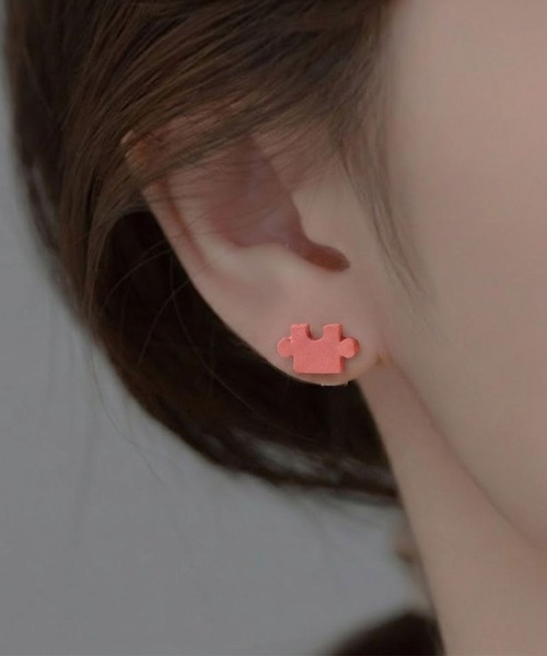 yu-ka（ユーカ）の「YU-KA:パズルピースモチーフピアス Puzzle piece motif earrings（ピアス（両耳用）・レディース・シルバー・FREE）」の4枚目の写真
