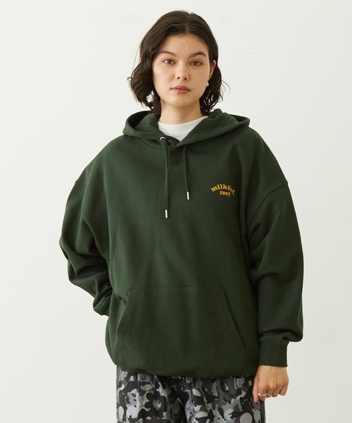 MILKFED.(ミルクフェド)の「COOPER ARCH LOGO SWEAT HOODIE(パーカー・レディース・アッシュ/グリーン/オフホワイト・M/L)」の3枚目の写真