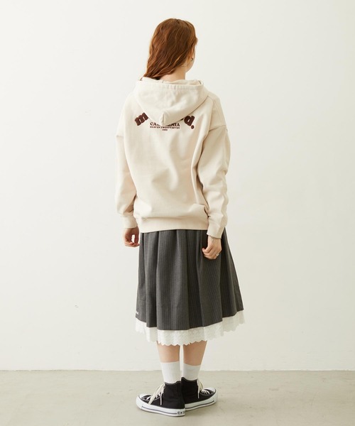 MILKFED.(ミルクフェド)の「COOPER ARCH LOGO SWEAT HOODIE(パーカー・レディース・アッシュ/グリーン/オフホワイト・M/L)」の5枚目の写真