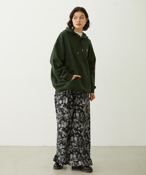 MILKFED.(ミルクフェド)の「COOPER ARCH LOGO SWEAT HOODIE(パーカー・レディース・アッシュ/グリーン/オフホワイト・M/L)」の15枚目の写真