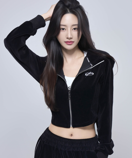 PHYSICAL GARMENTS（フィジカルガーメンツ）の「P5054 ウーマン ベロア クロップ フードジップアップ [ブラック]（ジャージ・レディース・ブラック・1/2）」の3枚目の写真