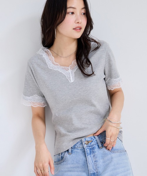 VIS(ビス)の「レーストリムVネックTシャツ/汗ジミ加工(Tシャツ/カットソー・レディース・ブラック/オフホワイト/ライトグレー・FREE)」の3枚目の写真