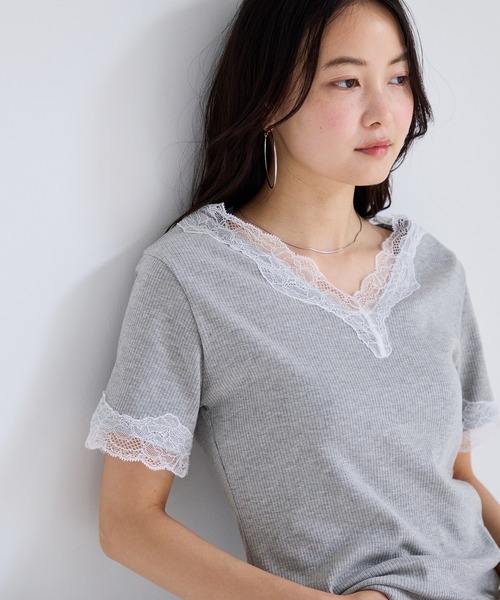 VIS(ビス)の「レーストリムVネックTシャツ/汗ジミ加工(Tシャツ/カットソー・レディース・ブラック/オフホワイト/ライトグレー・FREE)」の15枚目の写真