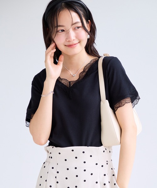 VIS(ビス)の「レーストリムVネックTシャツ/汗ジミ加工(Tシャツ/カットソー・レディース・ブラック/オフホワイト/ライトグレー・FREE)」の21枚目の写真