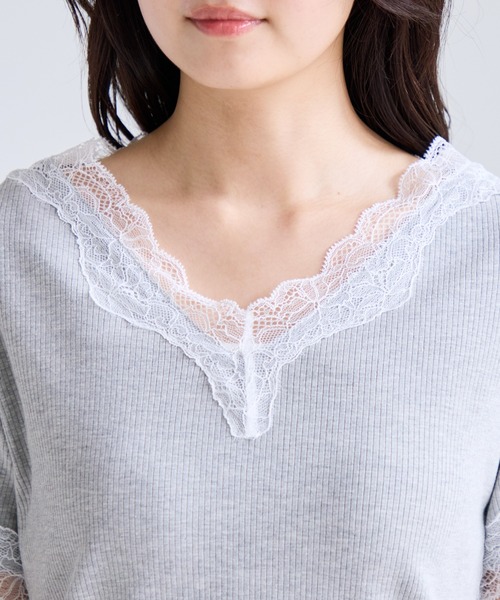 VIS(ビス)の「レーストリムVネックTシャツ/汗ジミ加工(Tシャツ/カットソー・レディース・ブラック/オフホワイト/ライトグレー・FREE)」の7枚目の写真