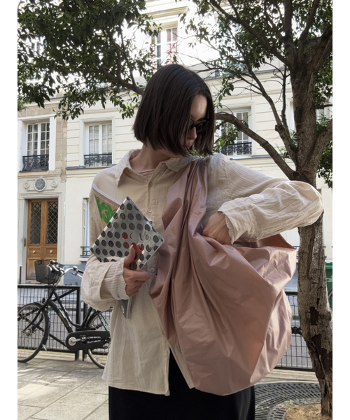 ACOC(アコック)の「Glossy Large Tangle Twist Bag_Ash Pink(ショルダーバッグ・レディース・その他・FREE)」の4枚目の写真