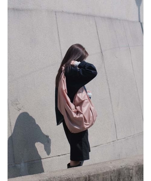 ACOC(アコック)の「Glossy Large Tangle Twist Bag_Ash Pink(ショルダーバッグ・レディース・その他・FREE)」の2枚目の写真