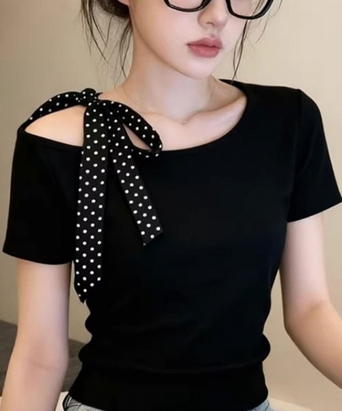 Girly Doll(ガーリードール)の「ドットリボンアシメショルダーカットソー(Tシャツ/カットソー・レディース・ブラック・L/M)」の2枚目の写真