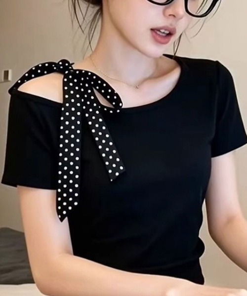 Girly Doll(ガーリードール)の「ドットリボンアシメショルダーカットソー(Tシャツ/カットソー・レディース・ブラック・L/M)」の3枚目の写真