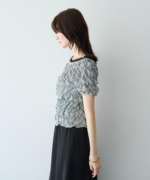 YECCA VECCA(イェッカヴェッカ)の「2wayチェック柄シャーリングブラウス(シャツ/ブラウス・レディース・ネイビー/アイボリー・FREE)」の6枚目の写真