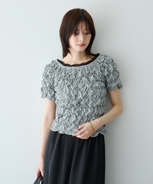YECCA VECCA(イェッカヴェッカ)の「2wayチェック柄シャーリングブラウス(シャツ/ブラウス・レディース・ネイビー/アイボリー・FREE)」の4枚目の写真