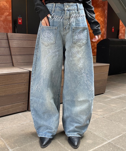 ROGER AND RAW(ロジャーアンドロウ)の「フラワー刺繍デニムワイドパンツ(デニムパンツ・レディース・ブルー・SMALL/MEDIUM)」の13枚目の写真