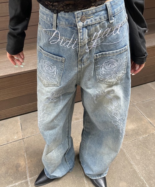 ROGER AND RAW(ロジャーアンドロウ)の「フラワー刺繍デニムワイドパンツ(デニムパンツ・レディース・ブルー・SMALL/MEDIUM)」の5枚目の写真