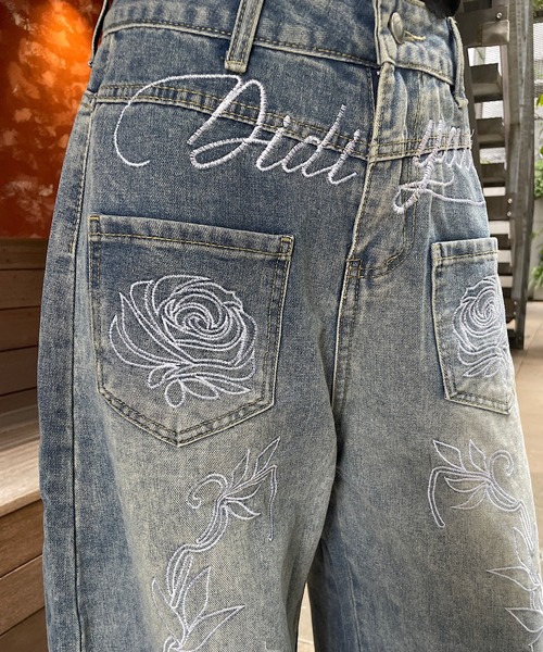 ROGER AND RAW(ロジャーアンドロウ)の「フラワー刺繍デニムワイドパンツ(デニムパンツ・レディース・ブルー・SMALL/MEDIUM)」の4枚目の写真