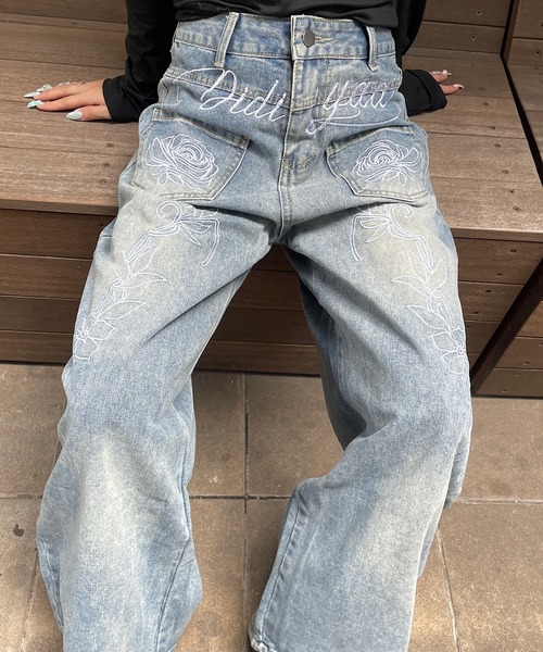 ROGER AND RAW(ロジャーアンドロウ)の「フラワー刺繍デニムワイドパンツ(デニムパンツ・レディース・ブルー・SMALL/MEDIUM)」の3枚目の写真